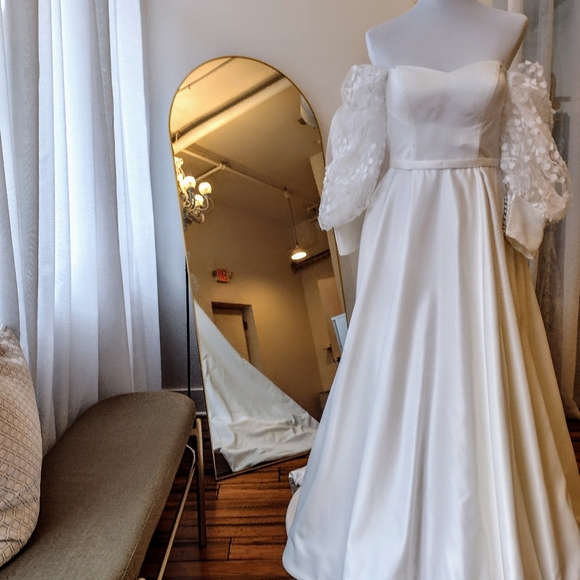 Beautiful custom satin gown - Picture 8 of 9